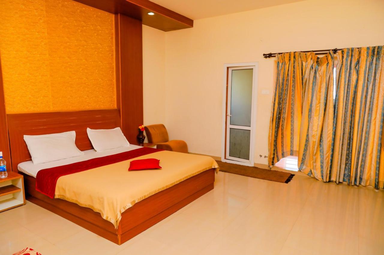 Hotel Jk Grand Йеркауд Екстериор снимка